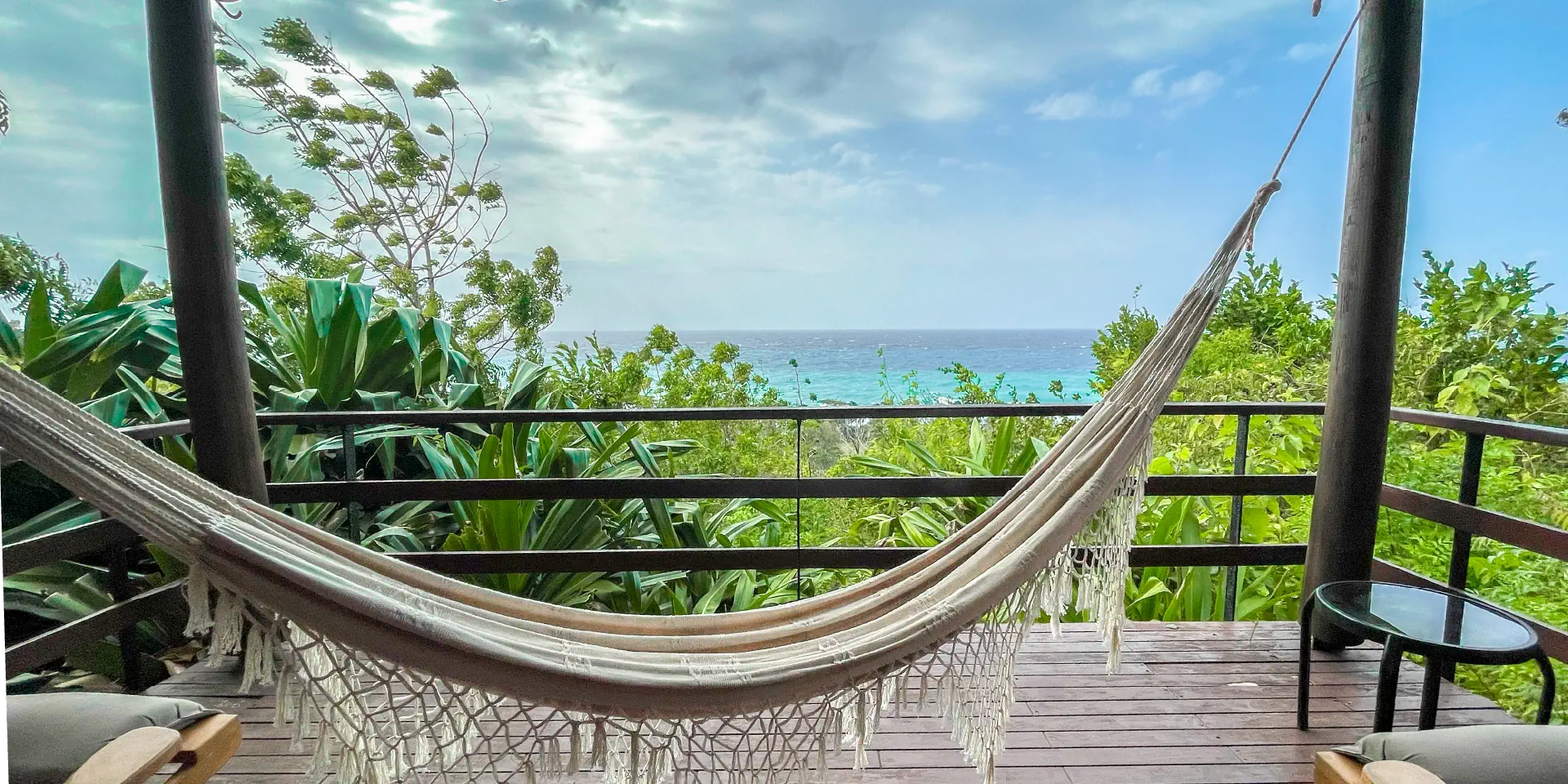 balcon-con-hamaca-y-vista-a-el-mar