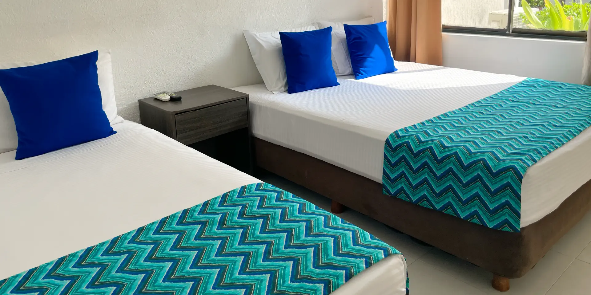 dos-camas-sencillas-con-los-cojines-azules
