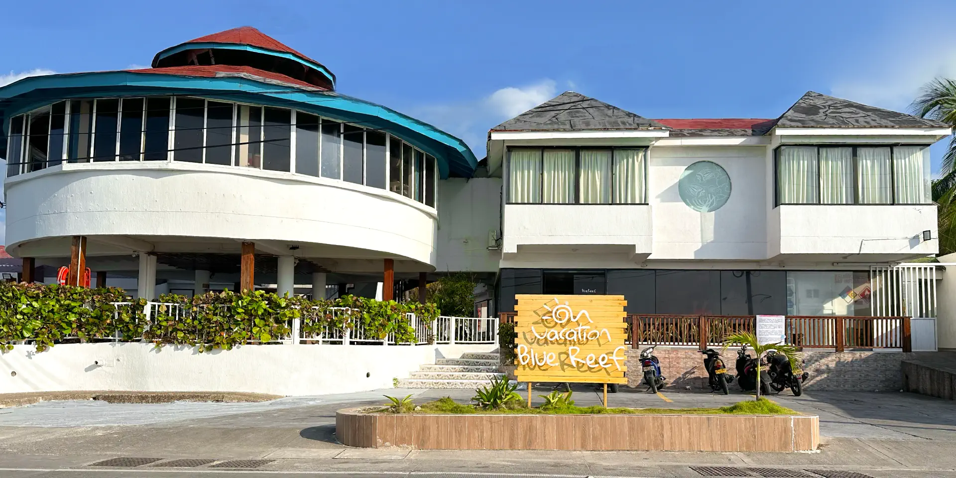 entrada-del-hotel-blue-reef