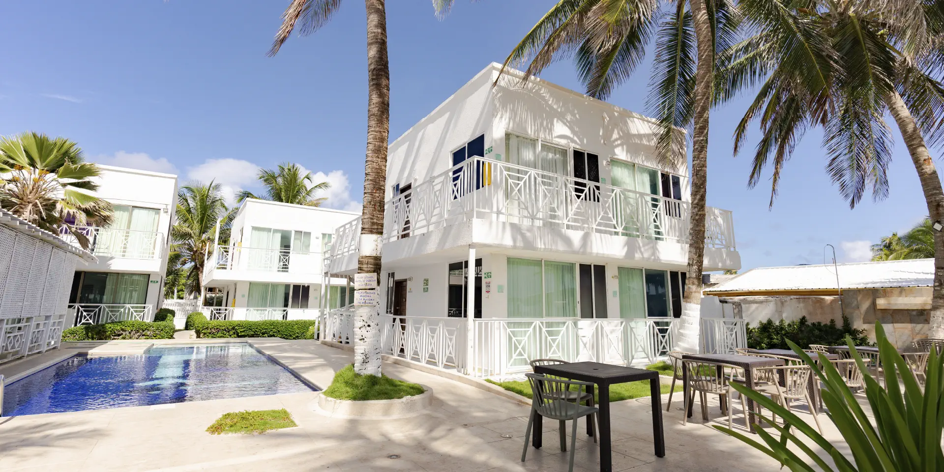 hotel-blanco-con-piscina