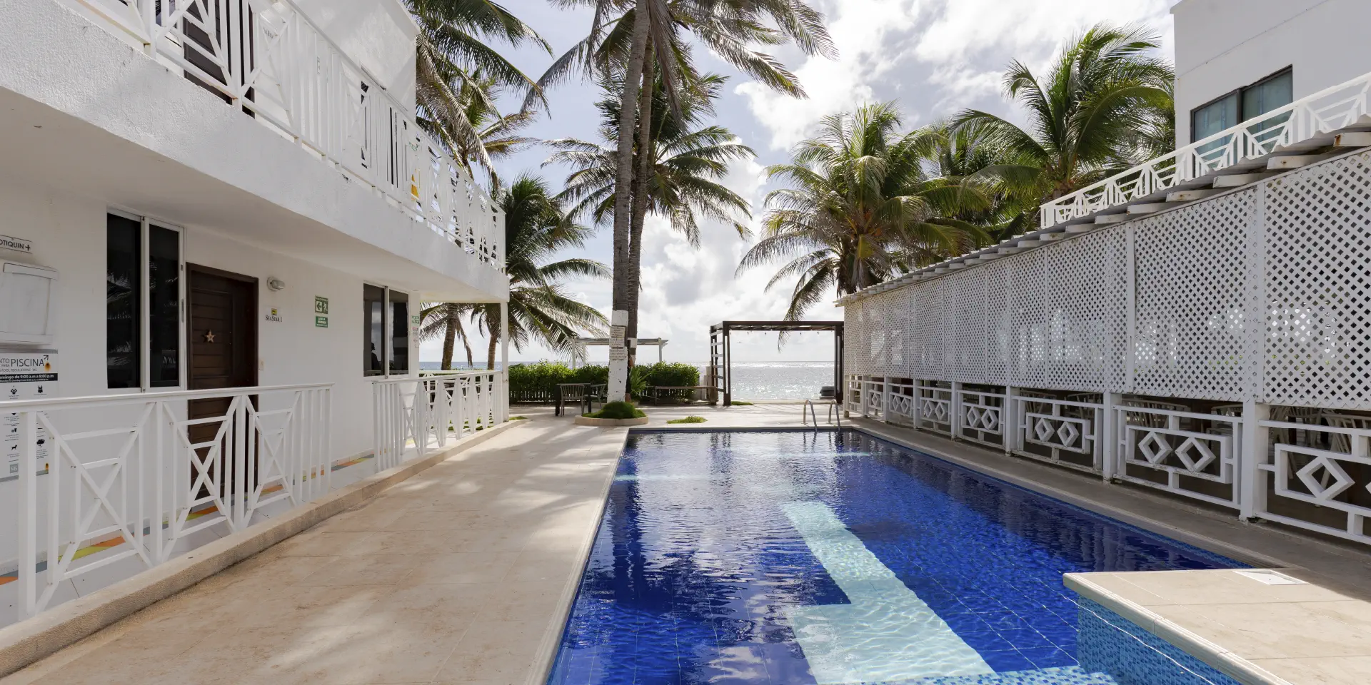 hotel-de-balcones-blancos-y-piscina