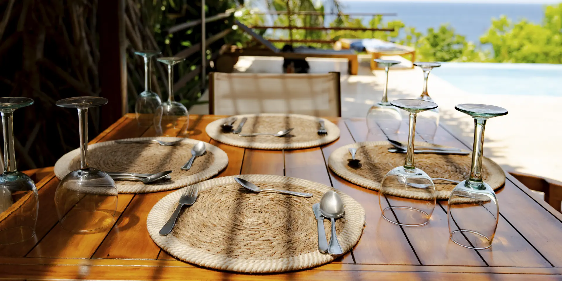 mesa-al-aire-libre-con-las-copas-al-reves