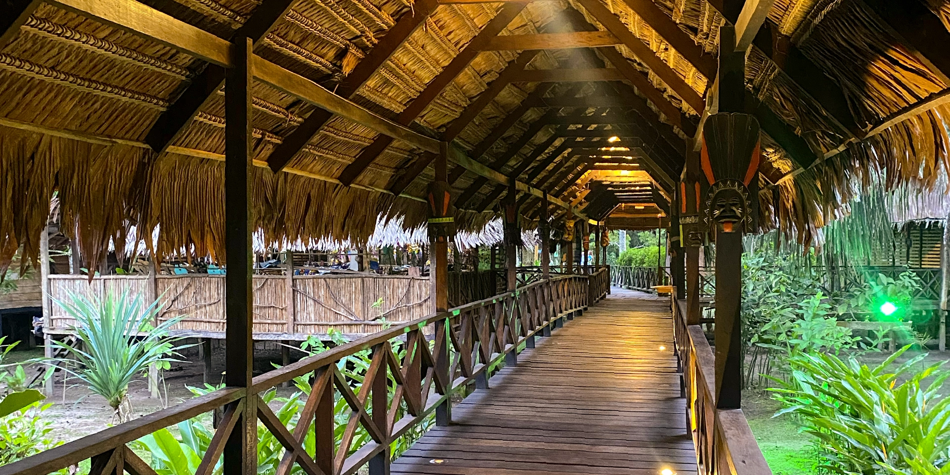 on-vacation-colombia-destino-amazonas-hotel-amazon-pasillos