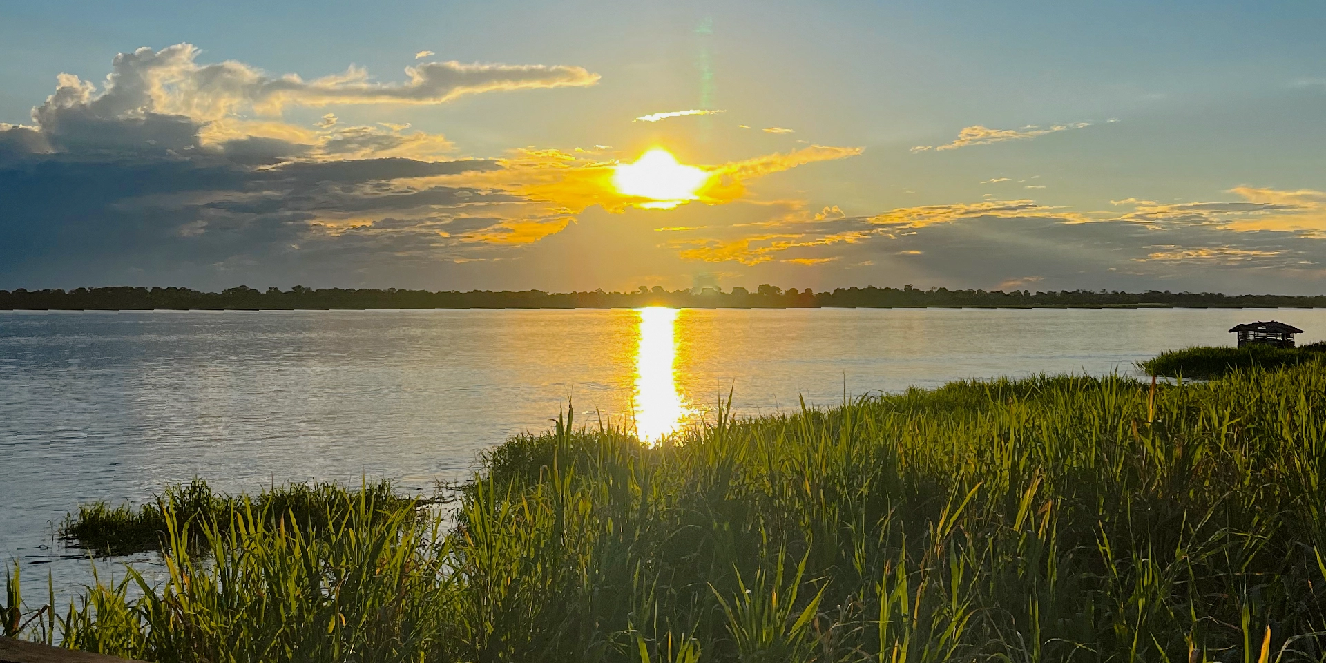 on-vacation-colombia-destino-amazonas-hotel-amazon-rio-amazonas-atardecer