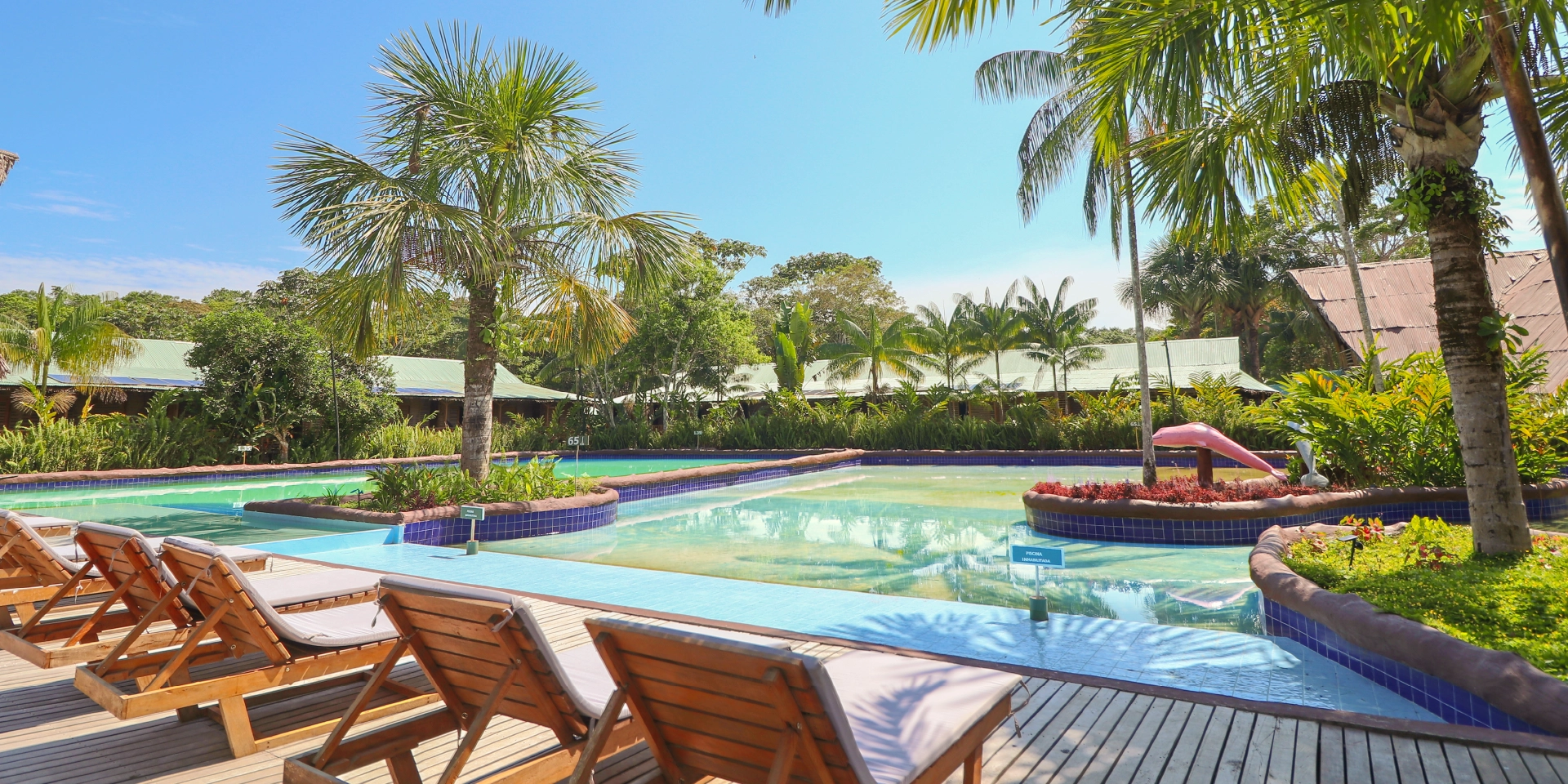 on-vacation-colombia-destino-amazonas-hotel-arara-asoleadoras-piscina