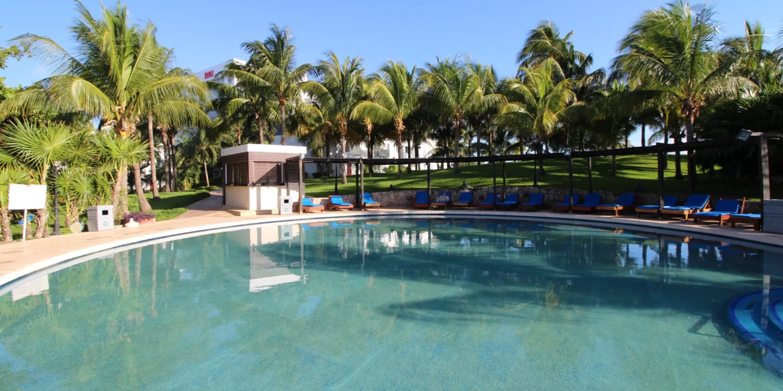 on-vacation-colombia-destino-cancun-hotel-dos-playas-piscina-1536x768