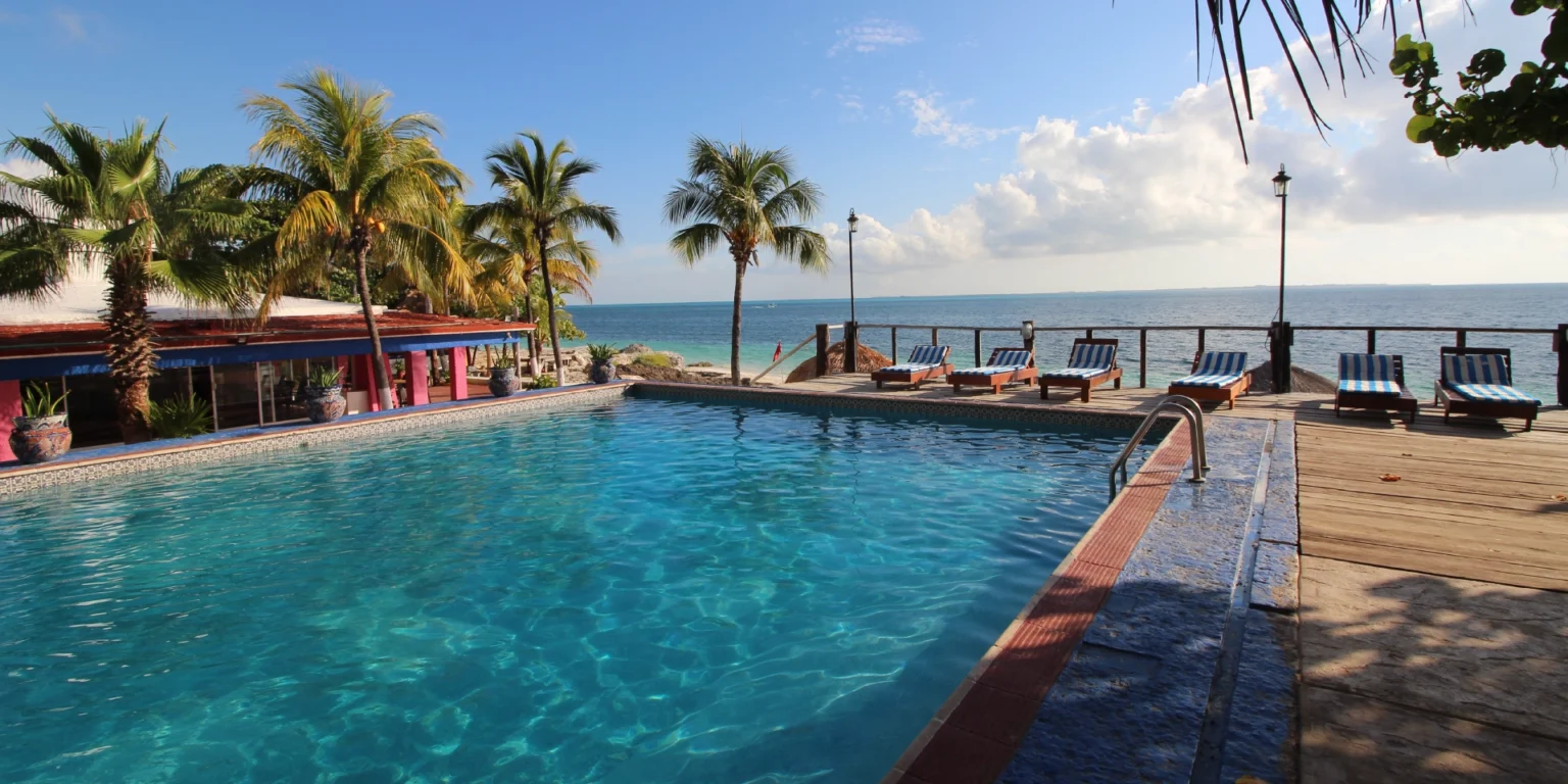 on-vacation-colombia-destino-cancun-hotel-dos-playas-piscina-mar-1536x768