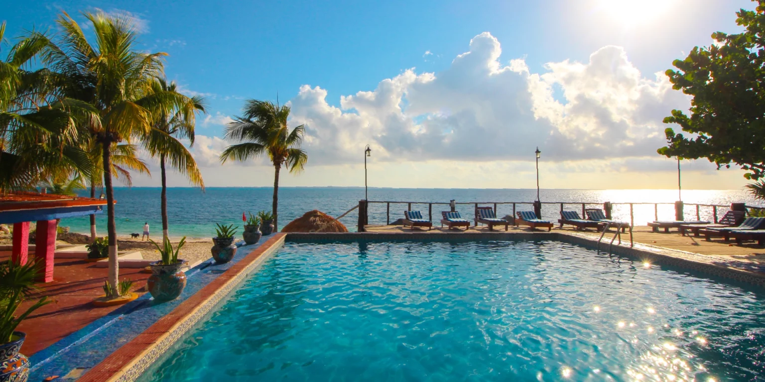 on-vacation-colombia-destino-cancun-hotel-dos-playas-piscina-vista-al-mar-1536x768