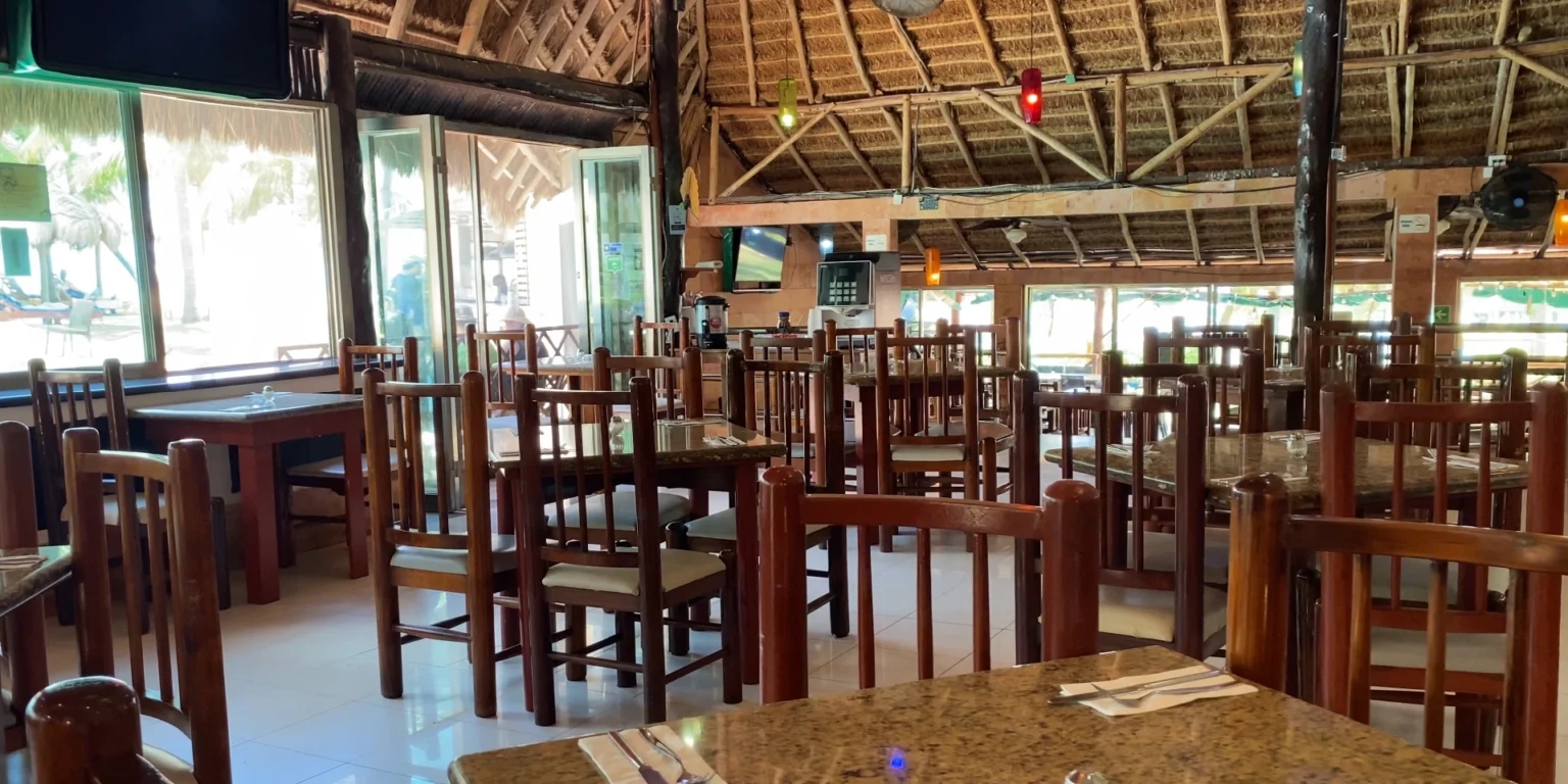 on-vacation-colombia-destino-cancun-hotel-dos-playas-restaurante-mesas-1536x768
