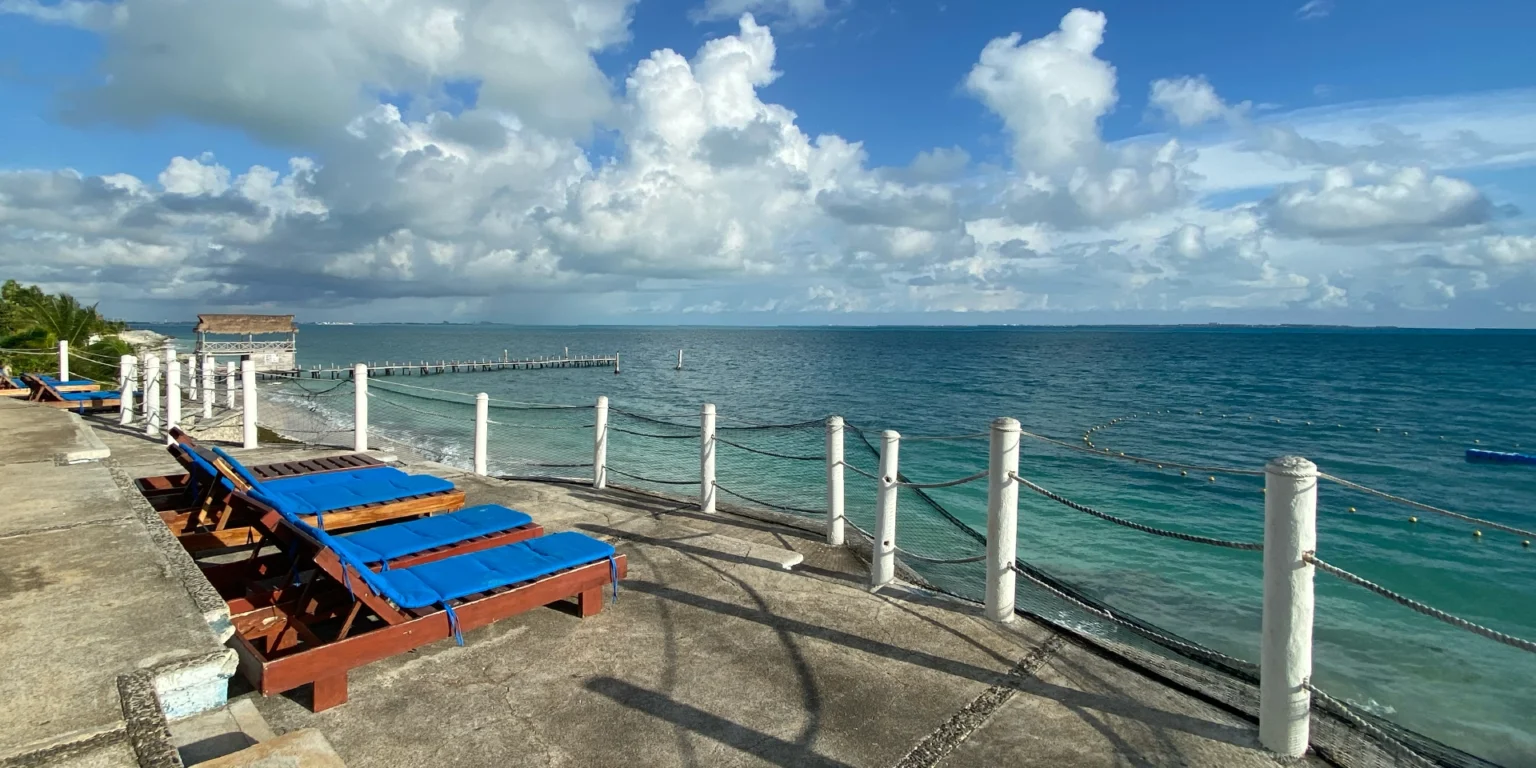on-vacation-colombia-destino-cancun-hotel-dos-playas-terraza-vista-al-mar-1536x768