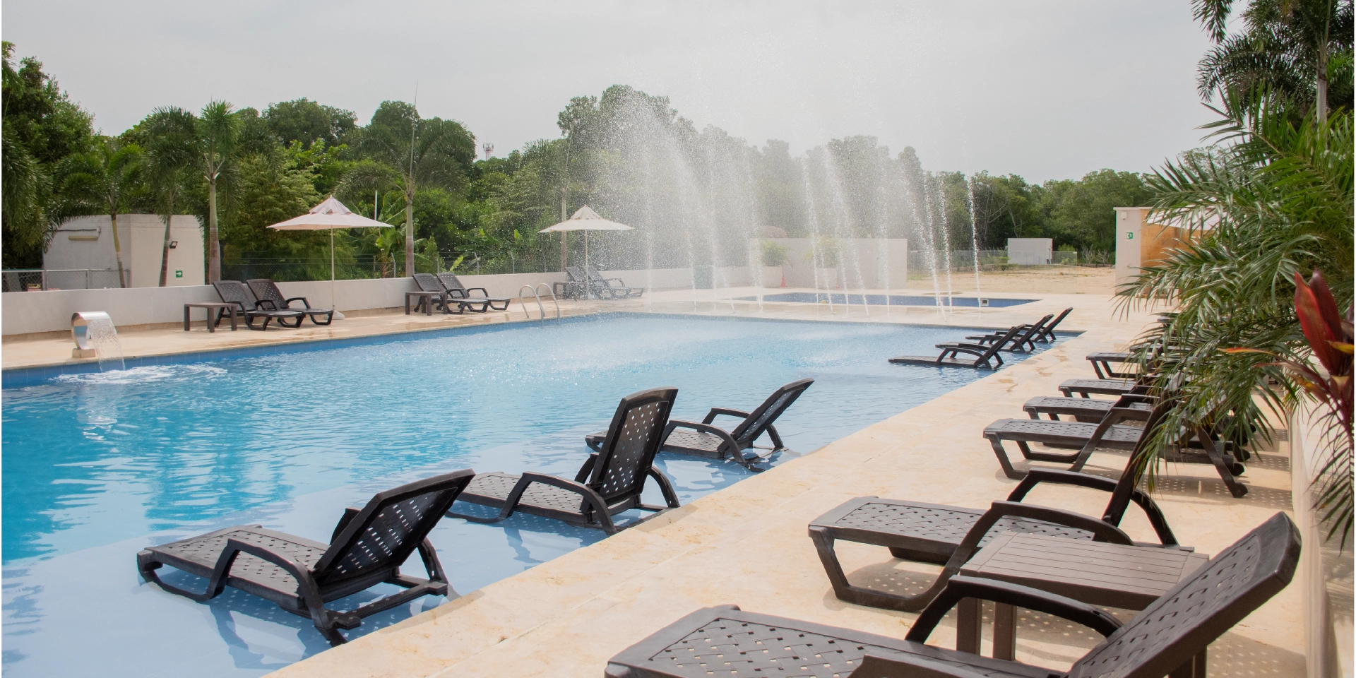 on-vacation-colombia-destino-covenas-hotel-ciela-asoleadoras-piscina