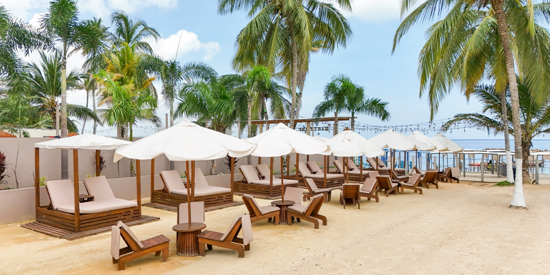 on-vacation-colombia-destino-covenas-hotel-ciela-playa-asoleadoras