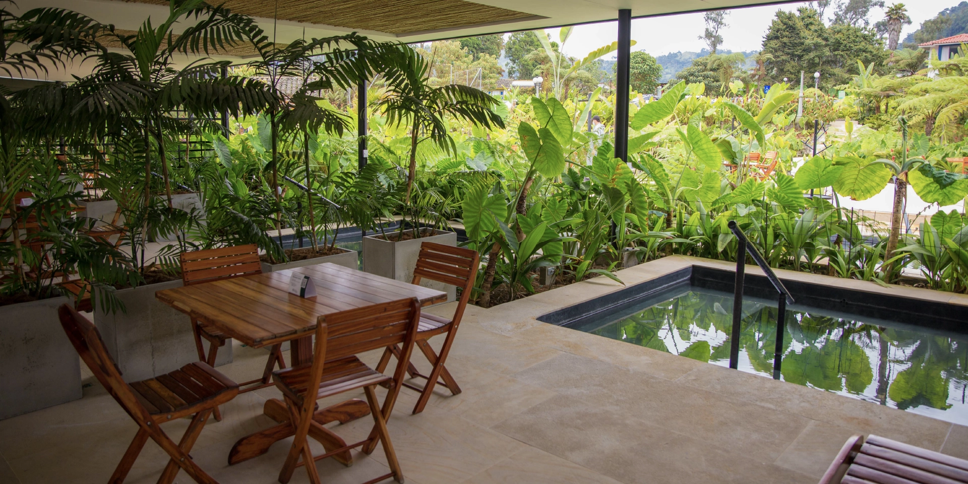 on-vacation-colombia-destino-eje-cafetero-hotel-termales-el-otono-piscina-interior-2