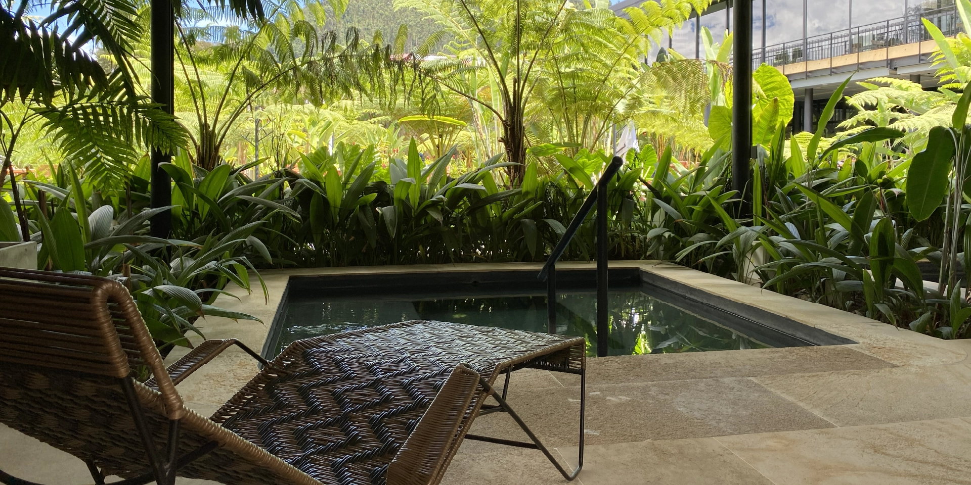 on-vacation-colombia-destino-eje-cafetero-hotel-termales-el-otono-piscina-interior