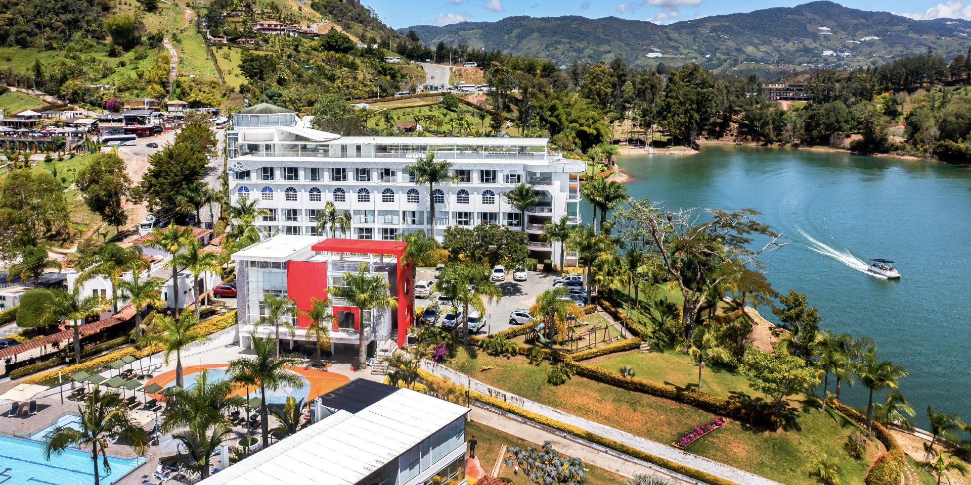 on-vacation-colombia-destino-guatape-hotel-los-recuerdos-hotel-aerea-embalse