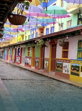on-vacation-colombia-destino-guatape-lugares-turisticos-calle-de-las-sombrillas