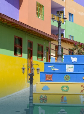 on-vacation-colombia-destino-guatape-lugares-turisticos-calle-de-los-zocalos