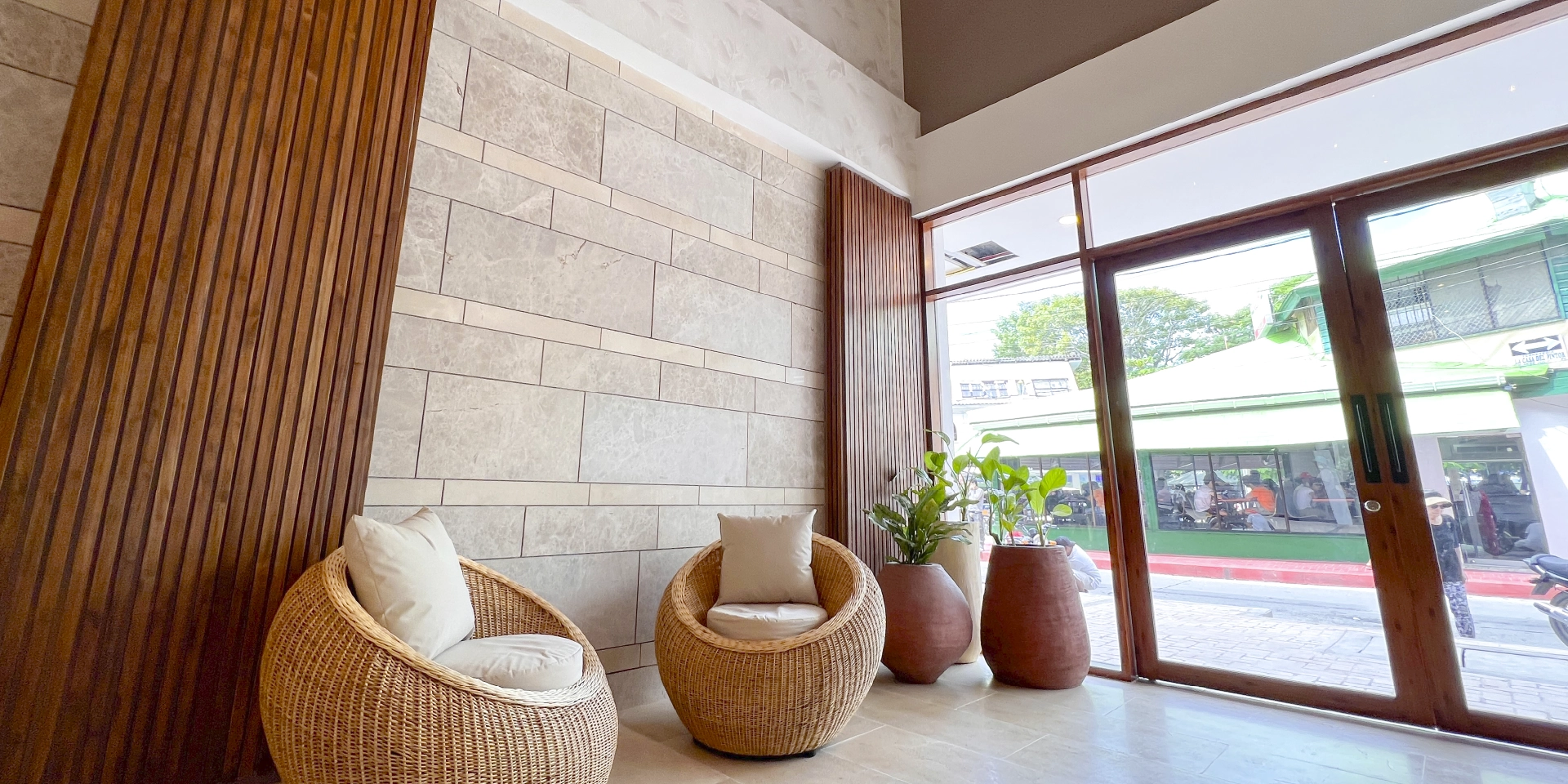 on-vacation-colombia-destino-nacional-san-andres-hotel-caribbean-sala-de-espera-con-vista-a-la-calle