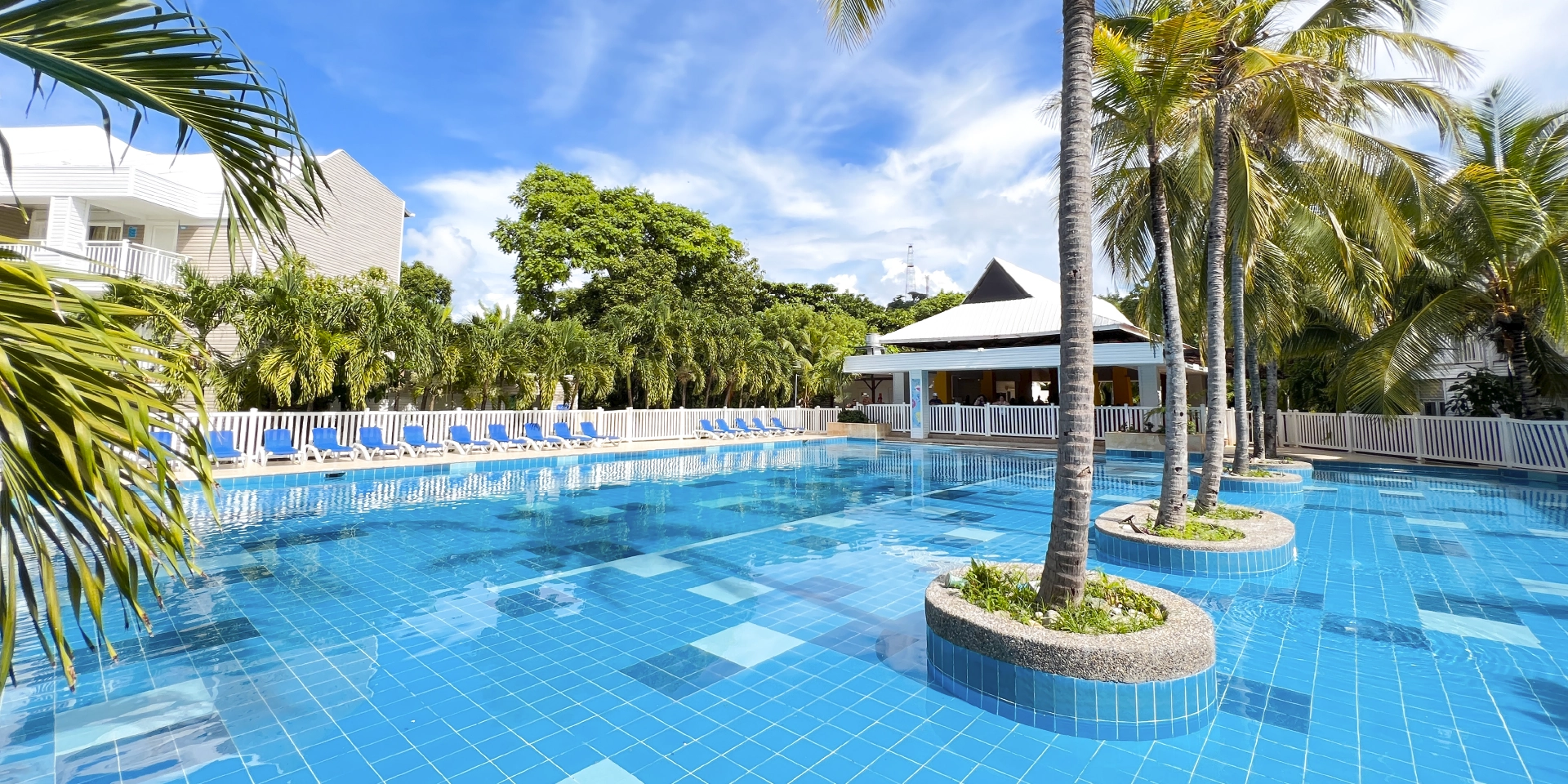 on-vacation-colombia-destino-nacional-san-andres-hotel-cove-piscina