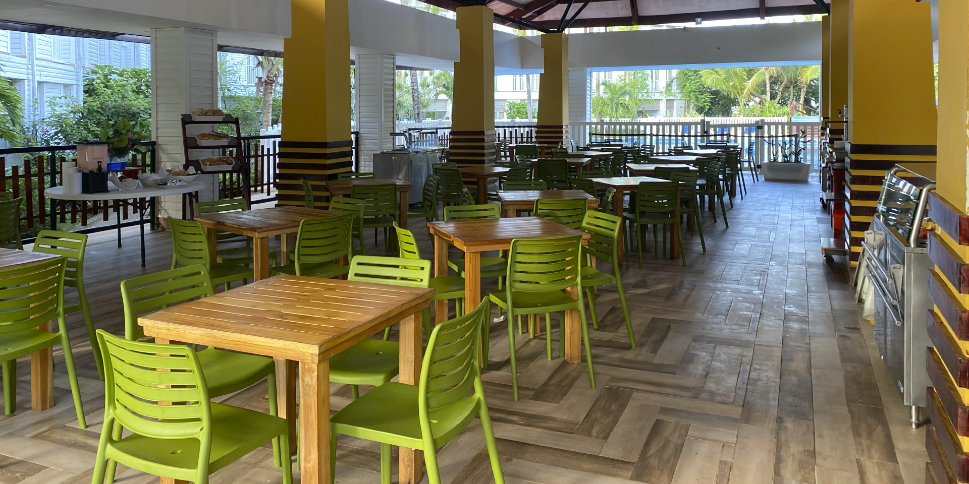 on-vacation-colombia-destino-nacional-san-andres-hotel-cove-restaurante-sillas-y-mesas