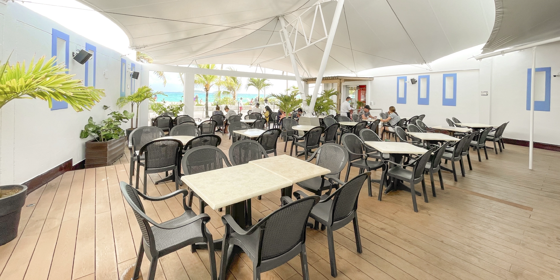 on-vacation-colombia-destino-nacional-san-andres-hotel-portobelo-beach-restaurante-interior