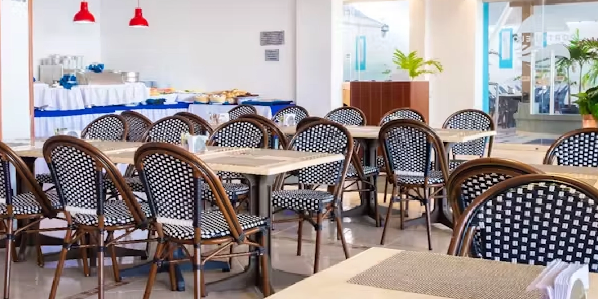 on-vacation-colombia-destino-nacional-san-andres-hotel-portobelo-beach-restaurante-sillas-y-mesas