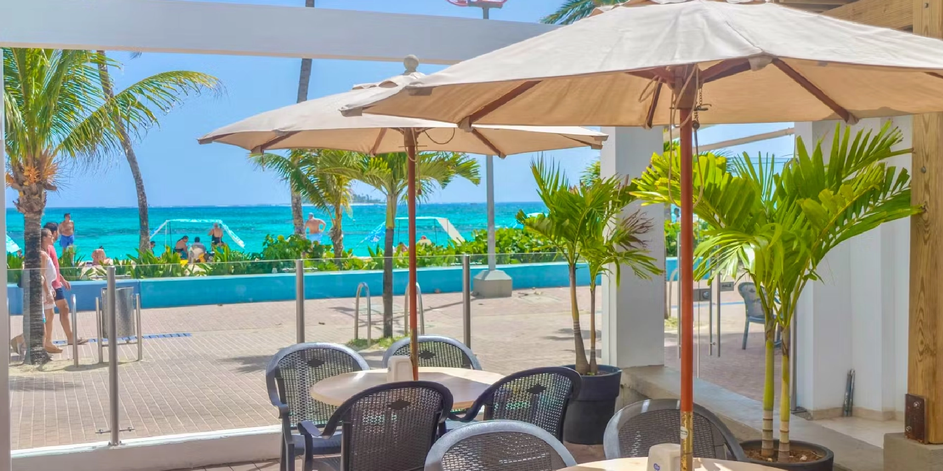 on-vacation-colombia-destino-nacional-san-andres-hotel-portobelo-beach-sombrillas