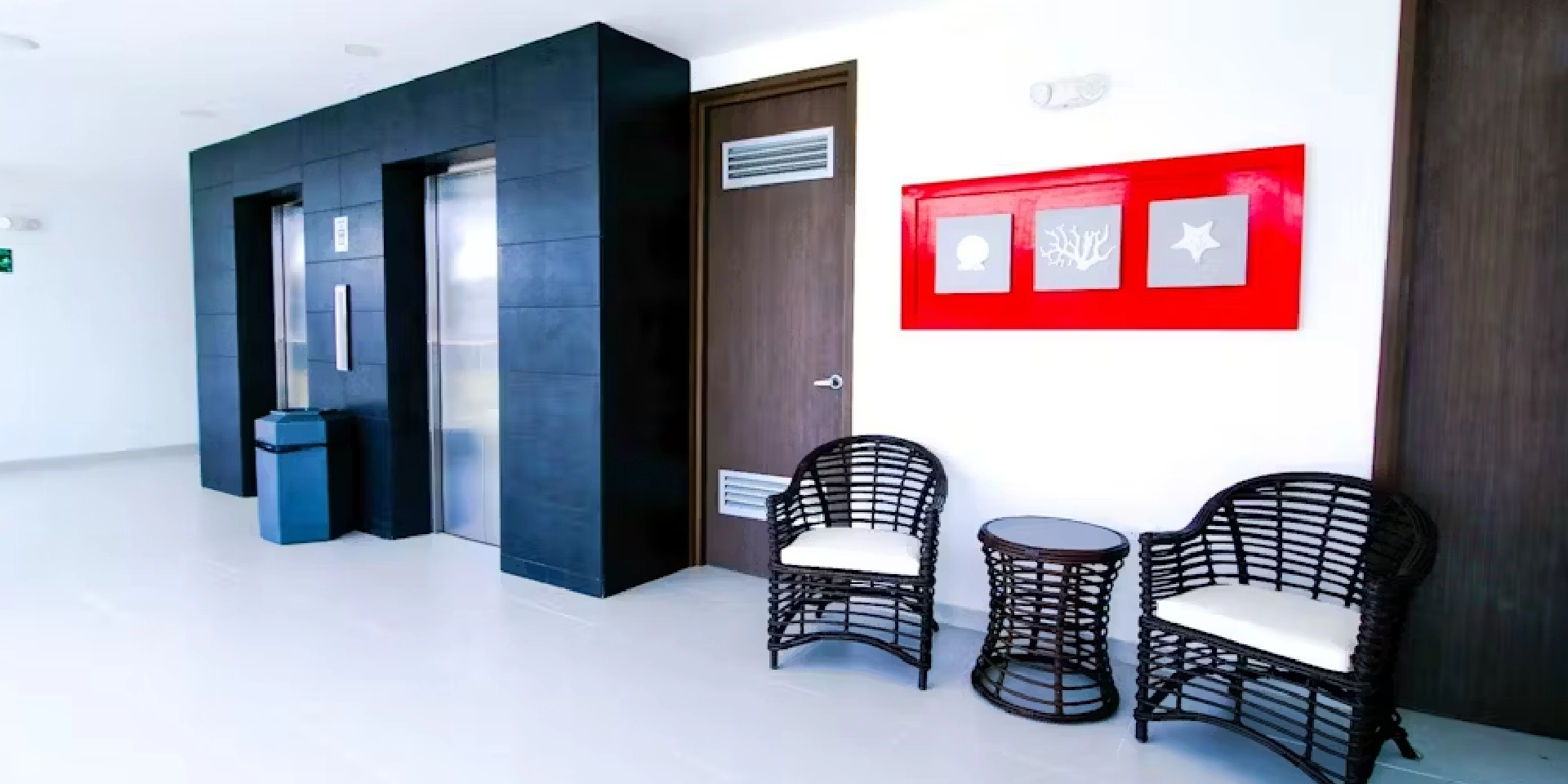 on-vacation-colombia-destino-nacional-san-andres-hotel-portobelo-plaza-de-las-americas-ascensor