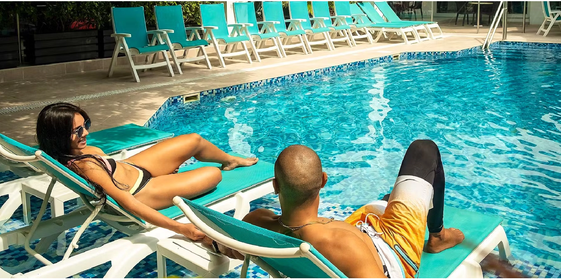 on-vacation-colombia-destino-nacional-san-andres-hotel-portobelo-plaza-de-las-americas-pareja-turistas