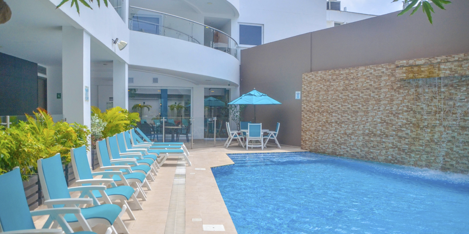 on-vacation-colombia-destino-nacional-san-andres-hotel-portobelo-plaza-de-las-americas-piscina-y-tumbonas