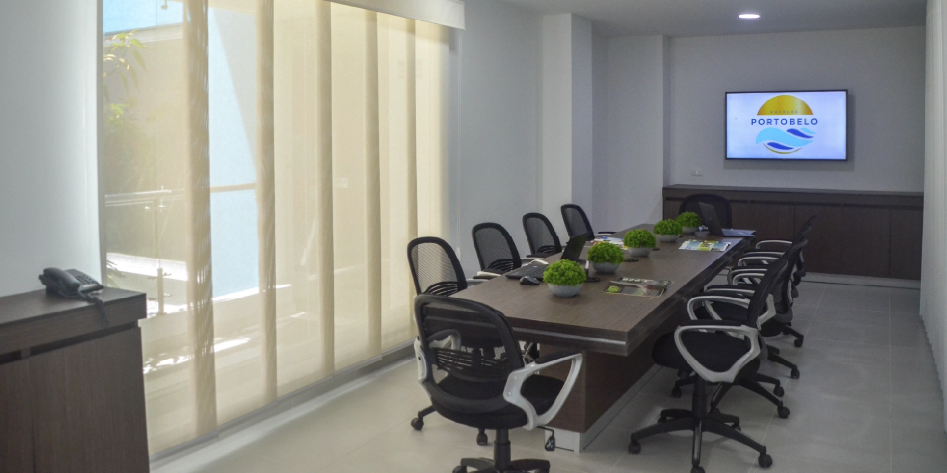 on-vacation-colombia-destino-nacional-san-andres-hotel-portobelo-plaza-de-las-americas-sala-de-juntas