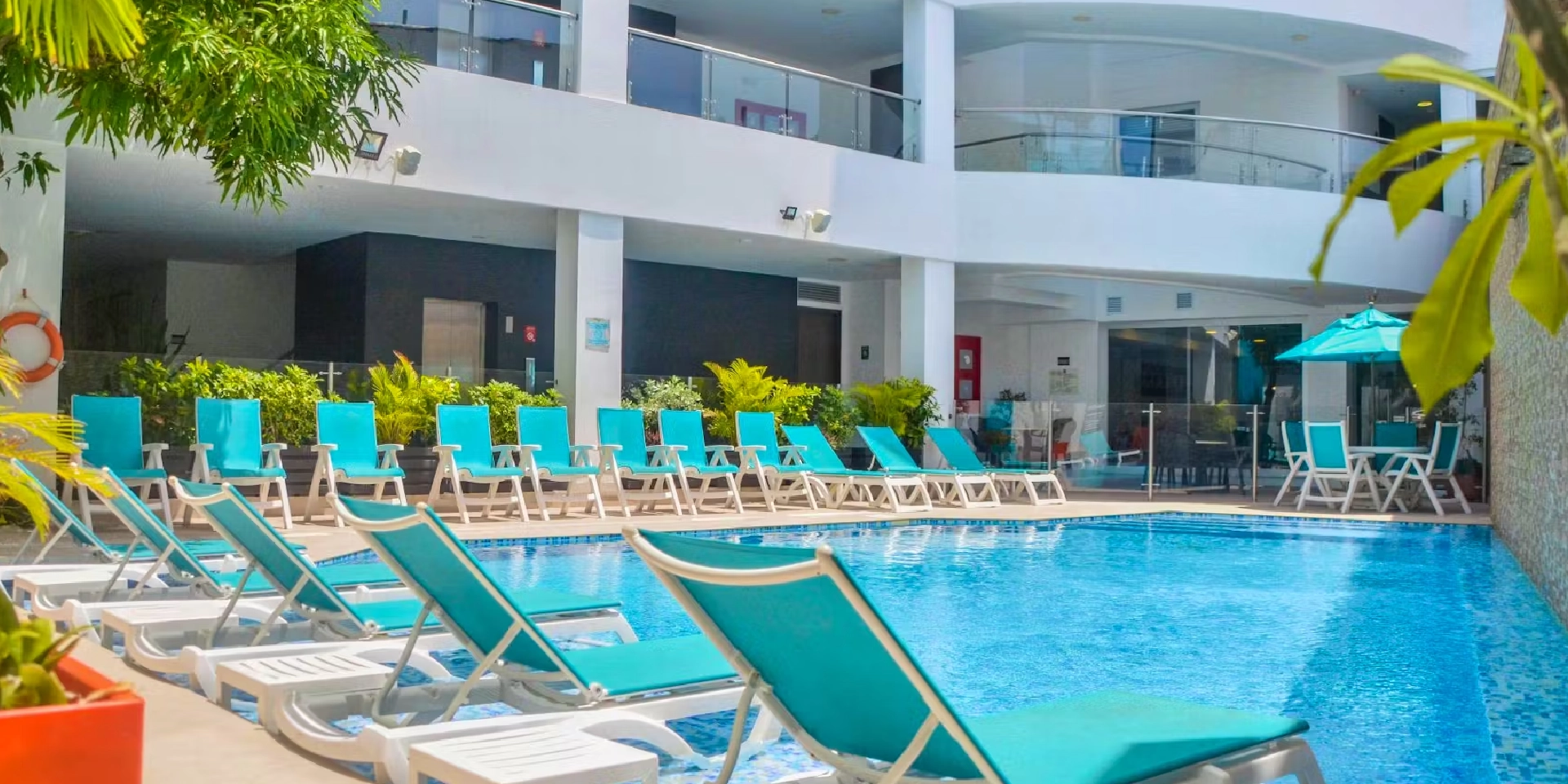 on-vacation-colombia-destino-nacional-san-andres-hotel-portobelo-plaza-de-las-americas-tumbonas-y-piscina