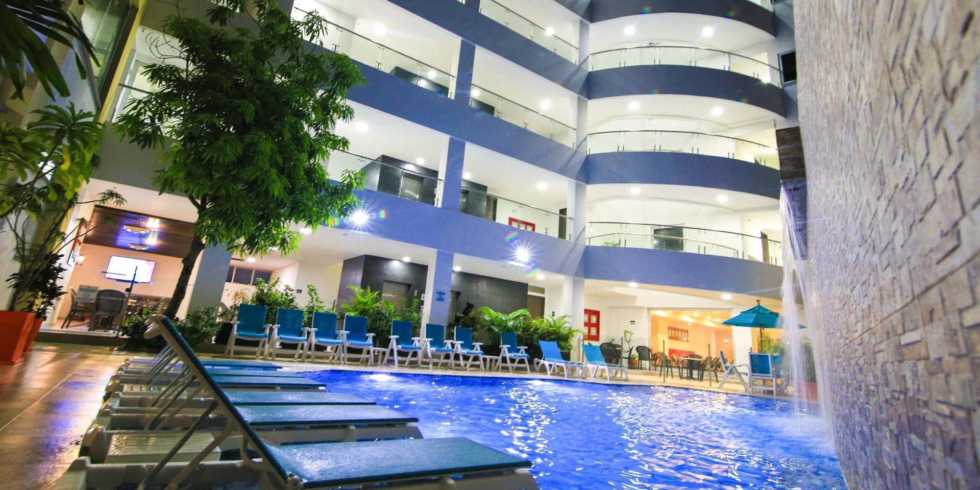 on-vacation-colombia-destino-nacional-san-andres-hotel-portobelo-plaza-de-las-americas-vista-frente-de-hotel