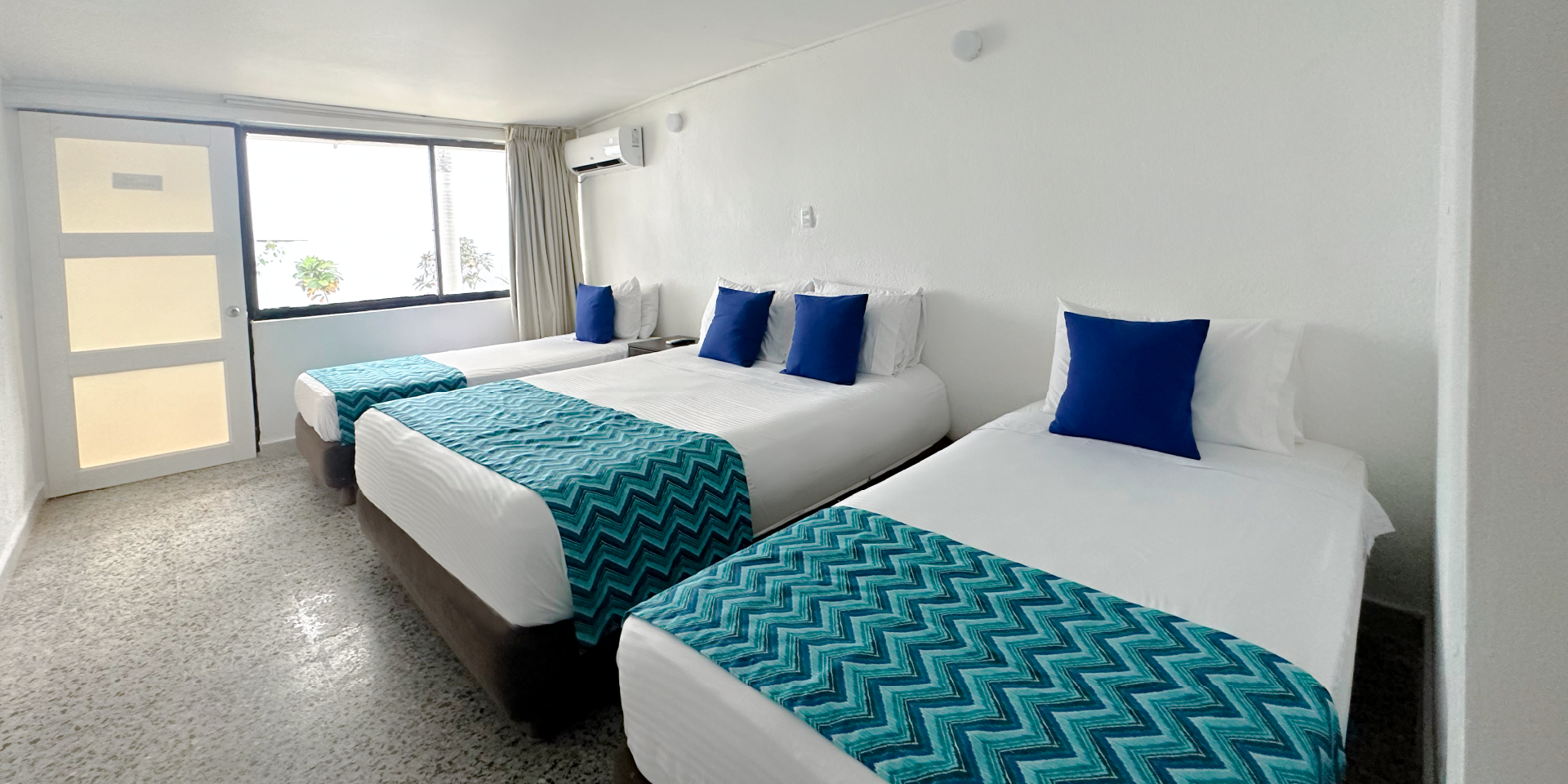 on-vacation-colombia-destino-nacional-san-andres-hotel-reef-camas-triples