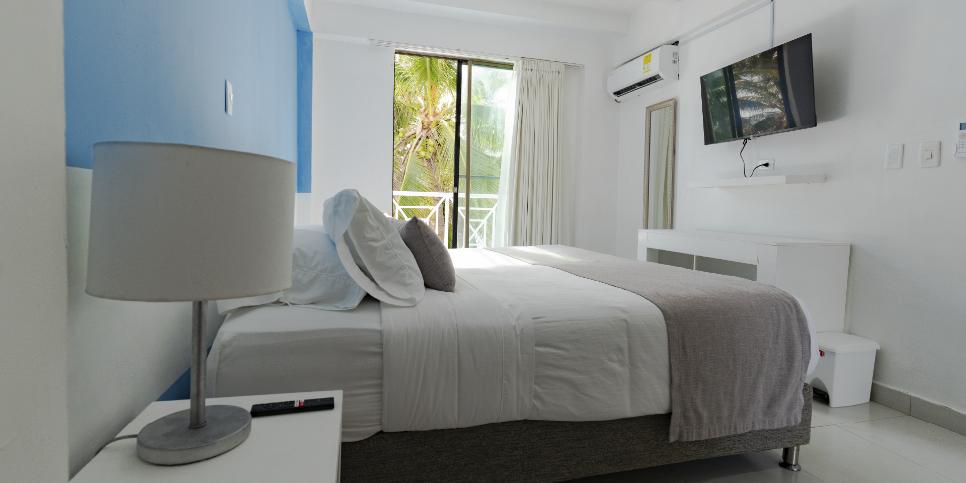 on-vacation-colombia-destino-nacional-san-andres-hotel-san-luis-habitacion-cama-y-televisor