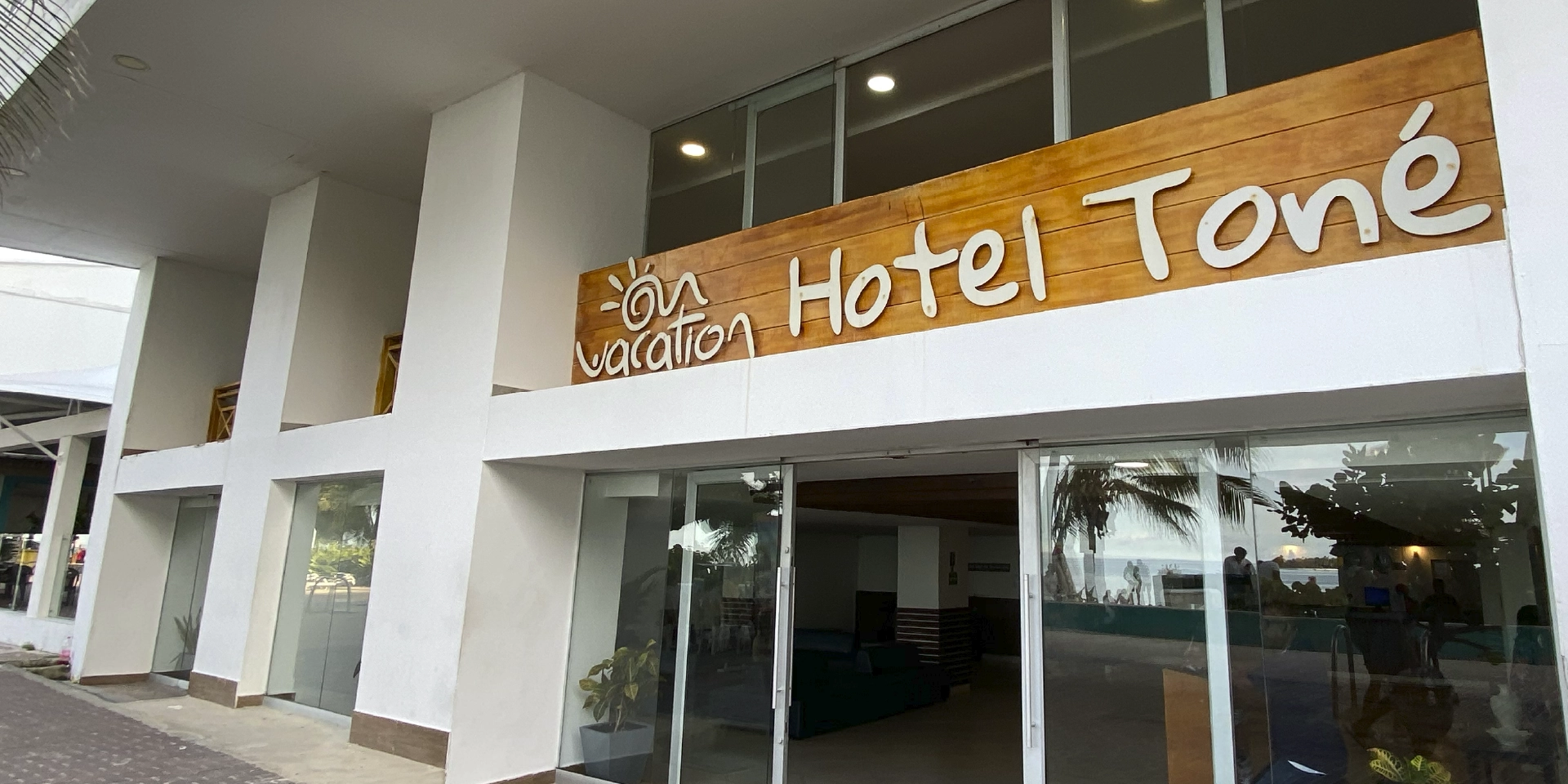 on-vacation-colombia-destino-nacional-san-andres-hotel-tone-entrada-al-hotel