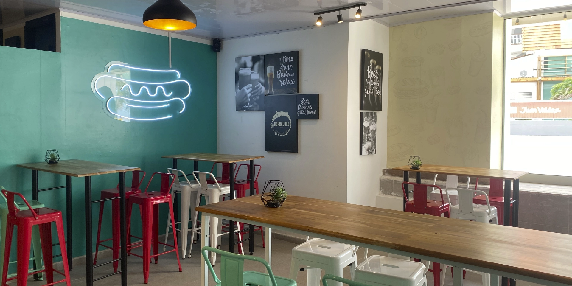 on-vacation-colombia-destino-nacional-san-andres-hotel-tone-pub-mesa