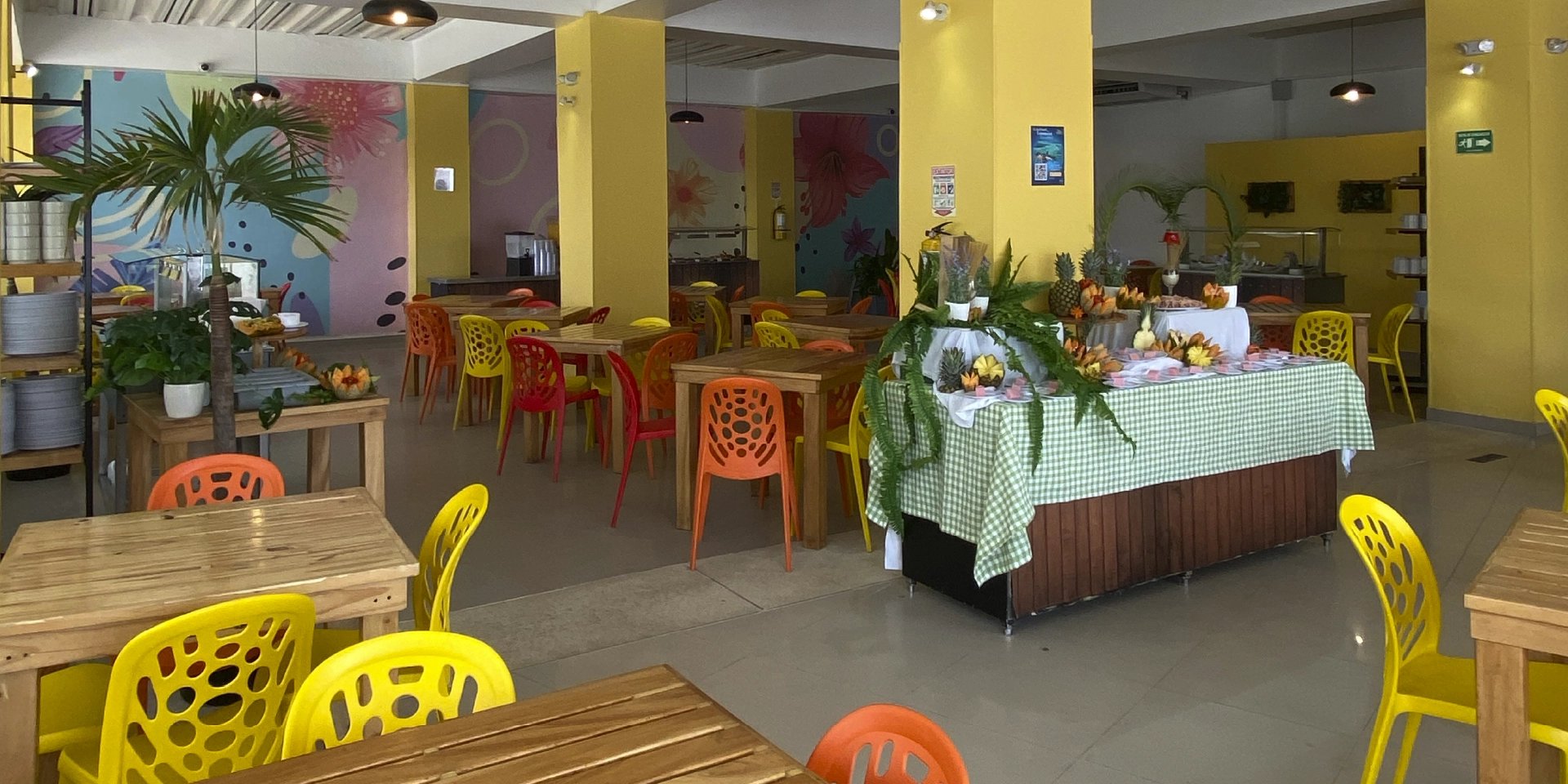 on-vacation-colombia-destino-nacional-san-andres-hotel-tone-restaurante-mesas