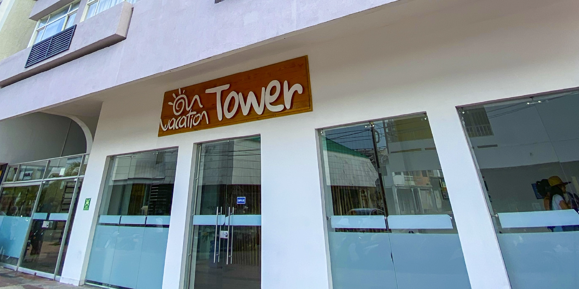 on-vacation-colombia-destino-nacional-san-andres-hotel-tower-entrada-al-hotel