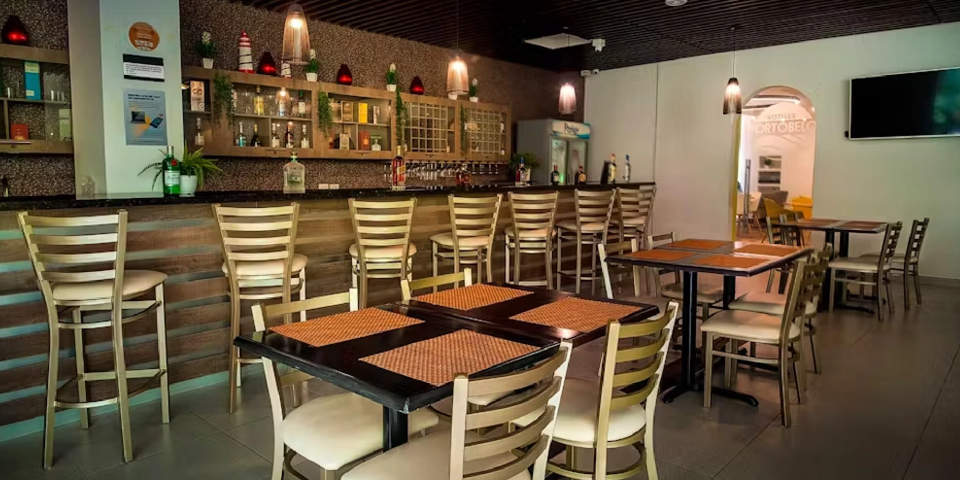 on-vacation-colombia-destino-nacionalsan-andres-hotel-portobelo-plaza-de-las-americas-bar