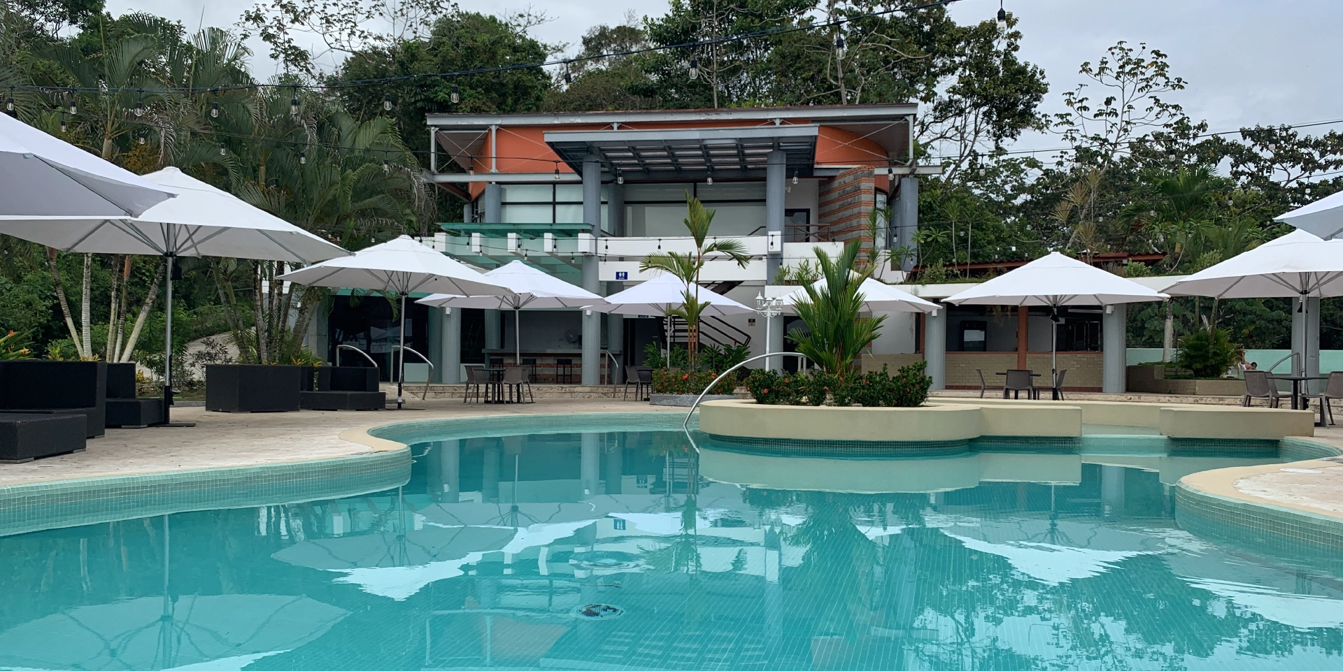 on-vacation-colombia-destino-panama-hotel-summit-rainforest-piscina-asoleadoras (1)