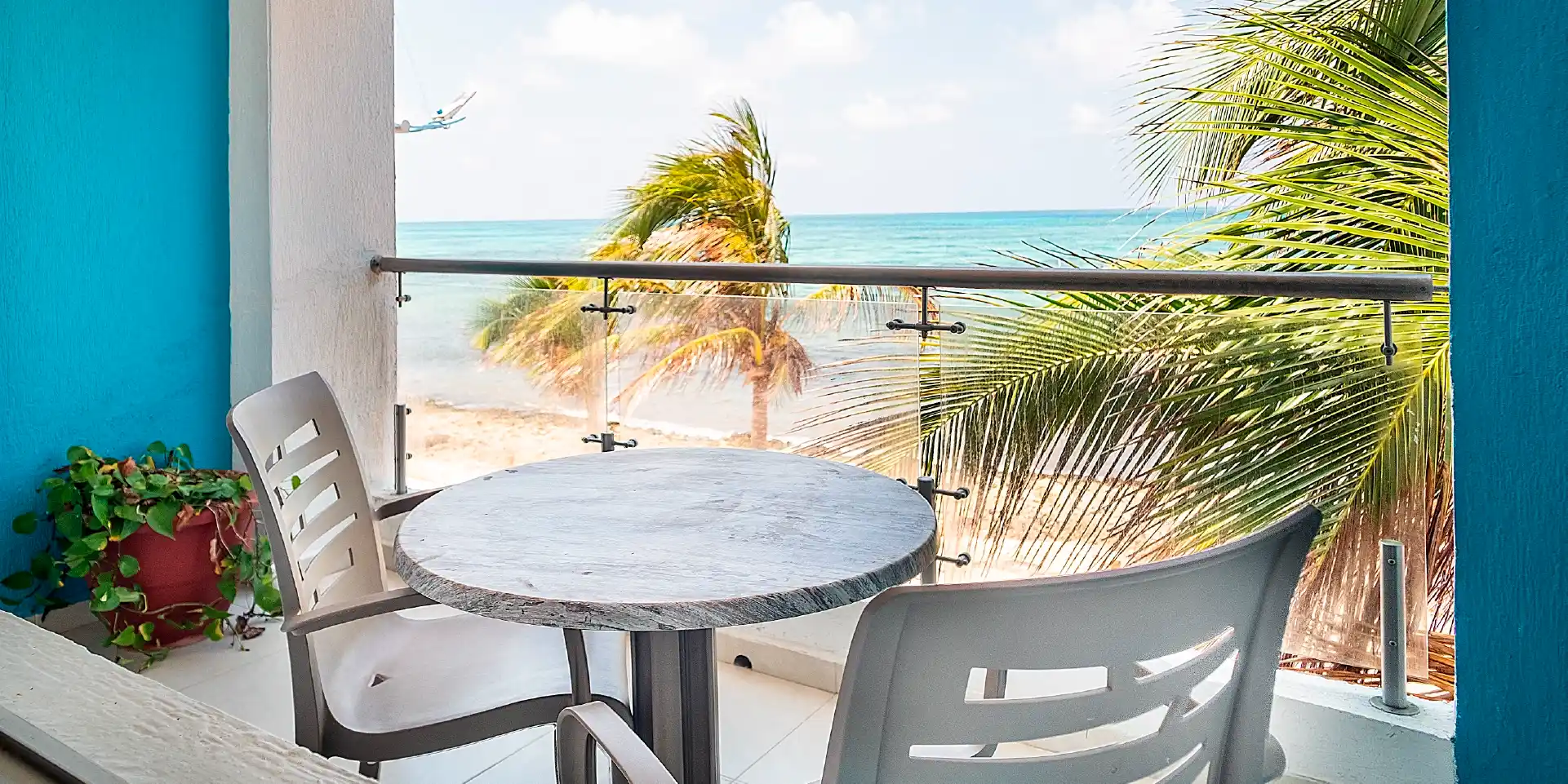 on-vacation-colombia-destino-san-andres-hotel-portobelo-boulevard-1920x960-1-8_11zon