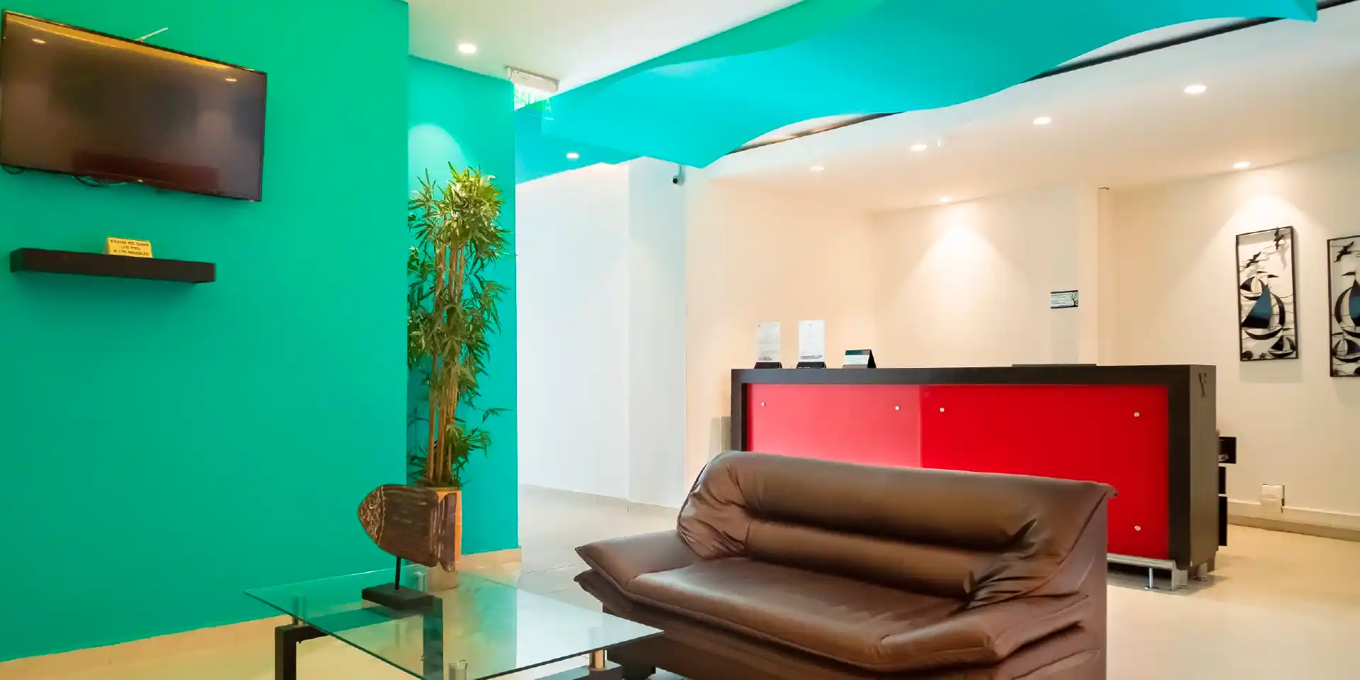 on-vacation-colombia-destino-san-andres-hotel-portobelo-boulevard-lobby-1920x960-2_11zon