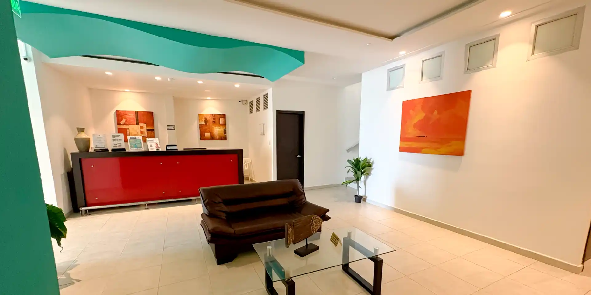 on-vacation-colombia-destino-san-andres-hotel-portobelo-boulevard-lobby-1920x960-5_11zon