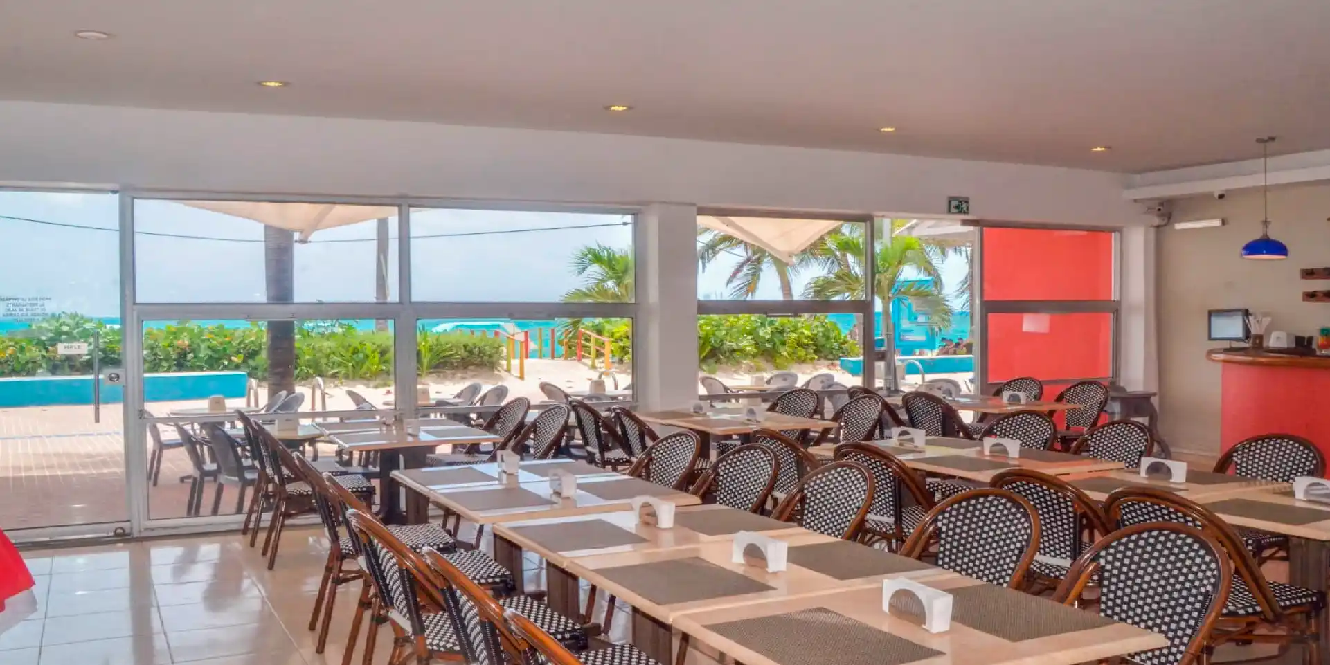 on-vacation-colombia-destino-san-andres-hotel-portobelo-boulevard-restaurante-1920x960-10_11zon