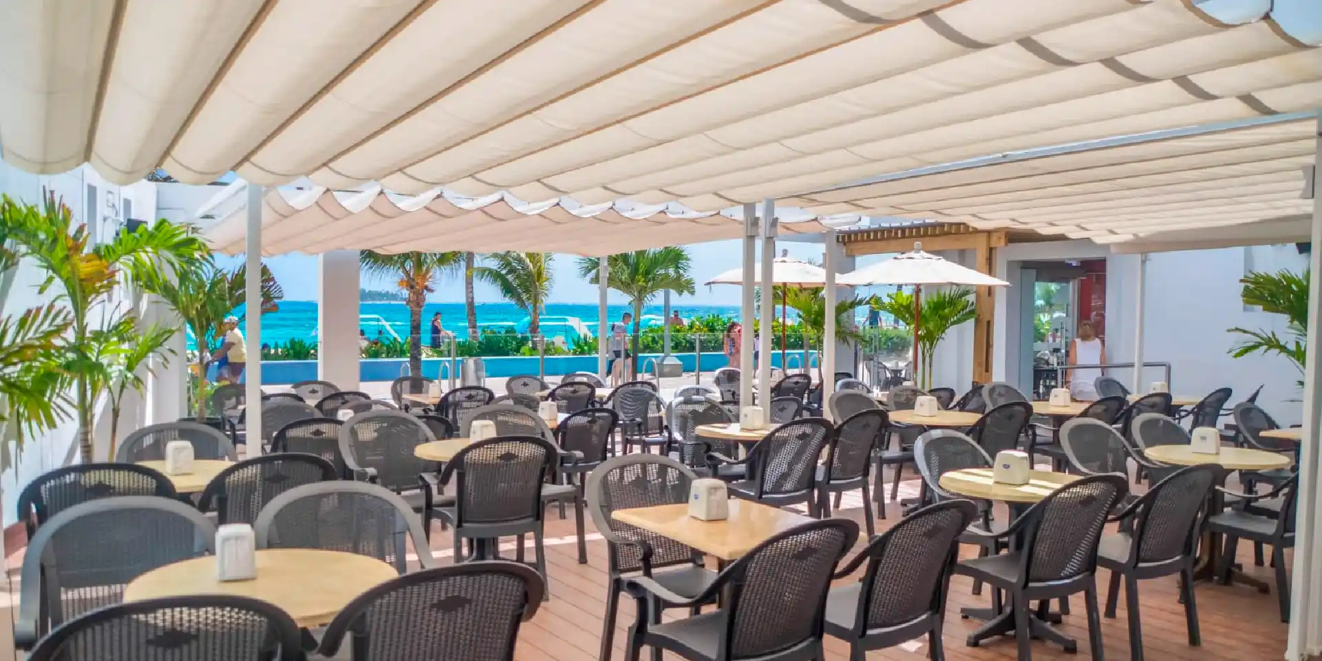 on-vacation-colombia-destino-san-andres-hotel-portobelo-boulevard-restaurante-1920x960-3_11zon