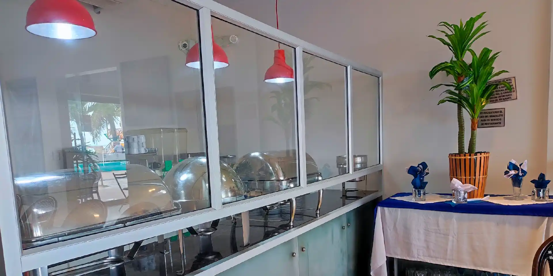 on-vacation-colombia-destino-san-andres-hotel-portobelo-boulevard-restaurante-1920x960-7_11zon