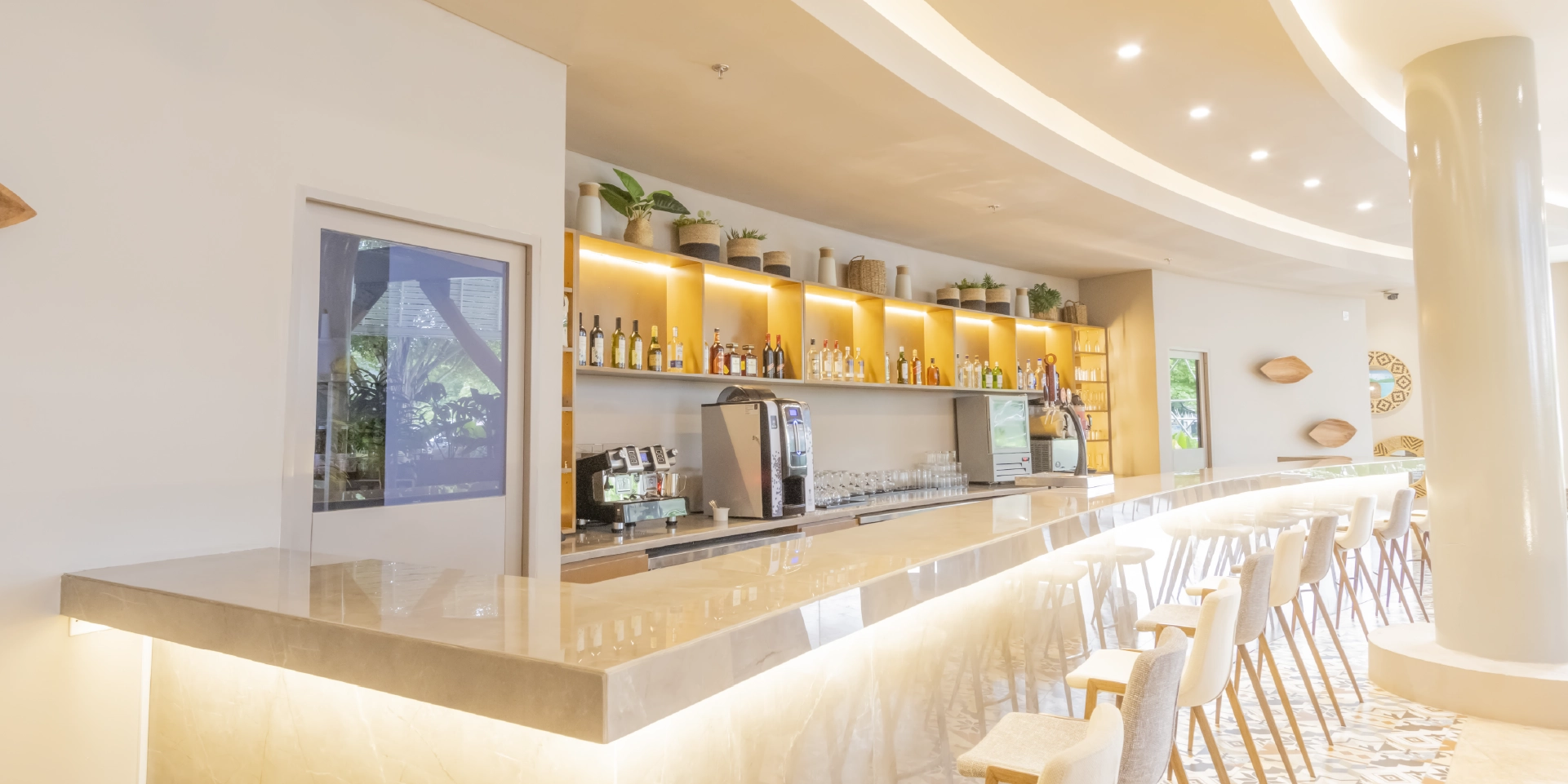 on-vacation-colombia-destino-san-andres-hotel-sirenis-lobby-bar-1920x960px