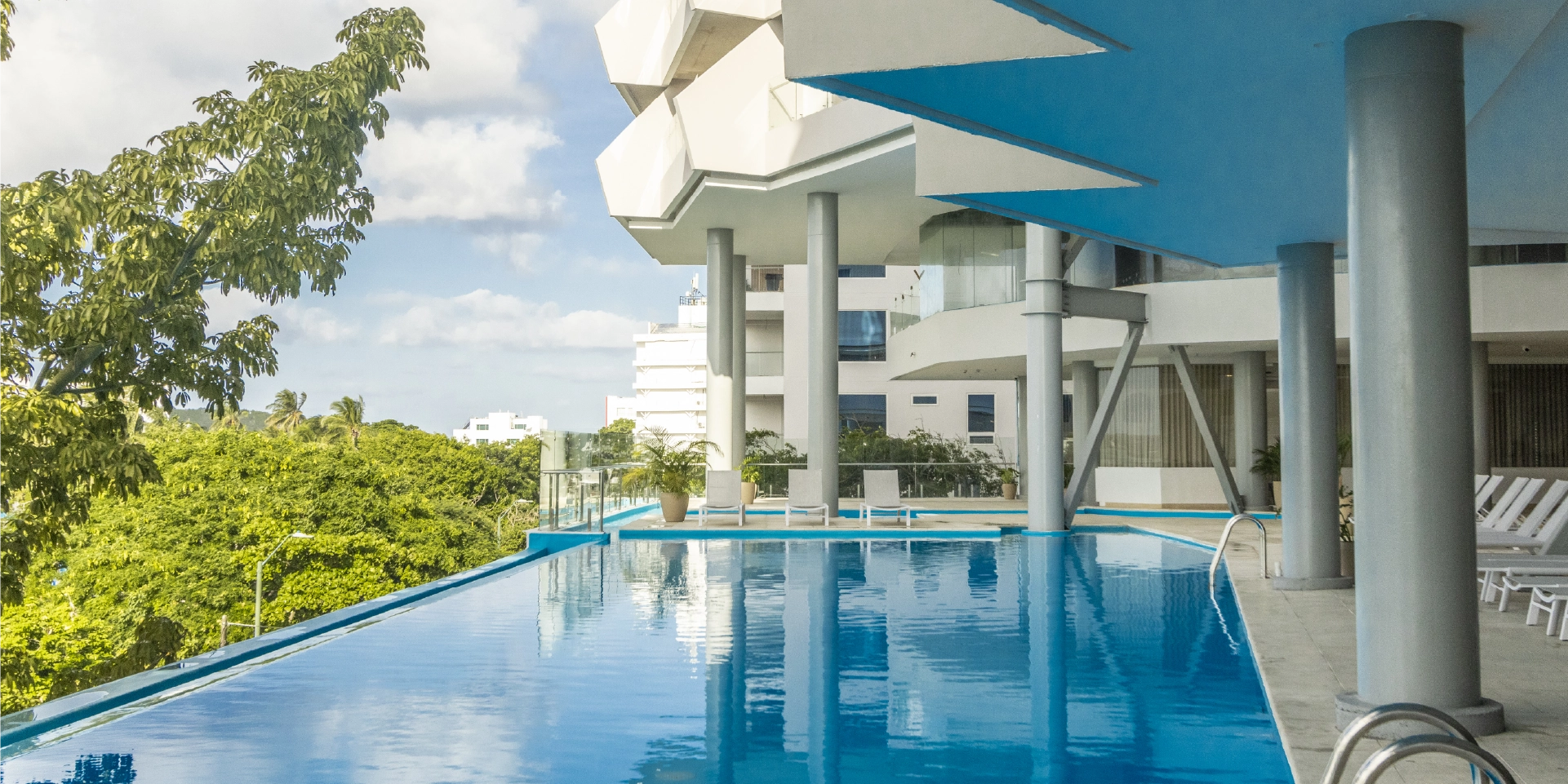 on-vacation-colombia-destino-san-andres-hotel-sirenis-piscina-1920x960px