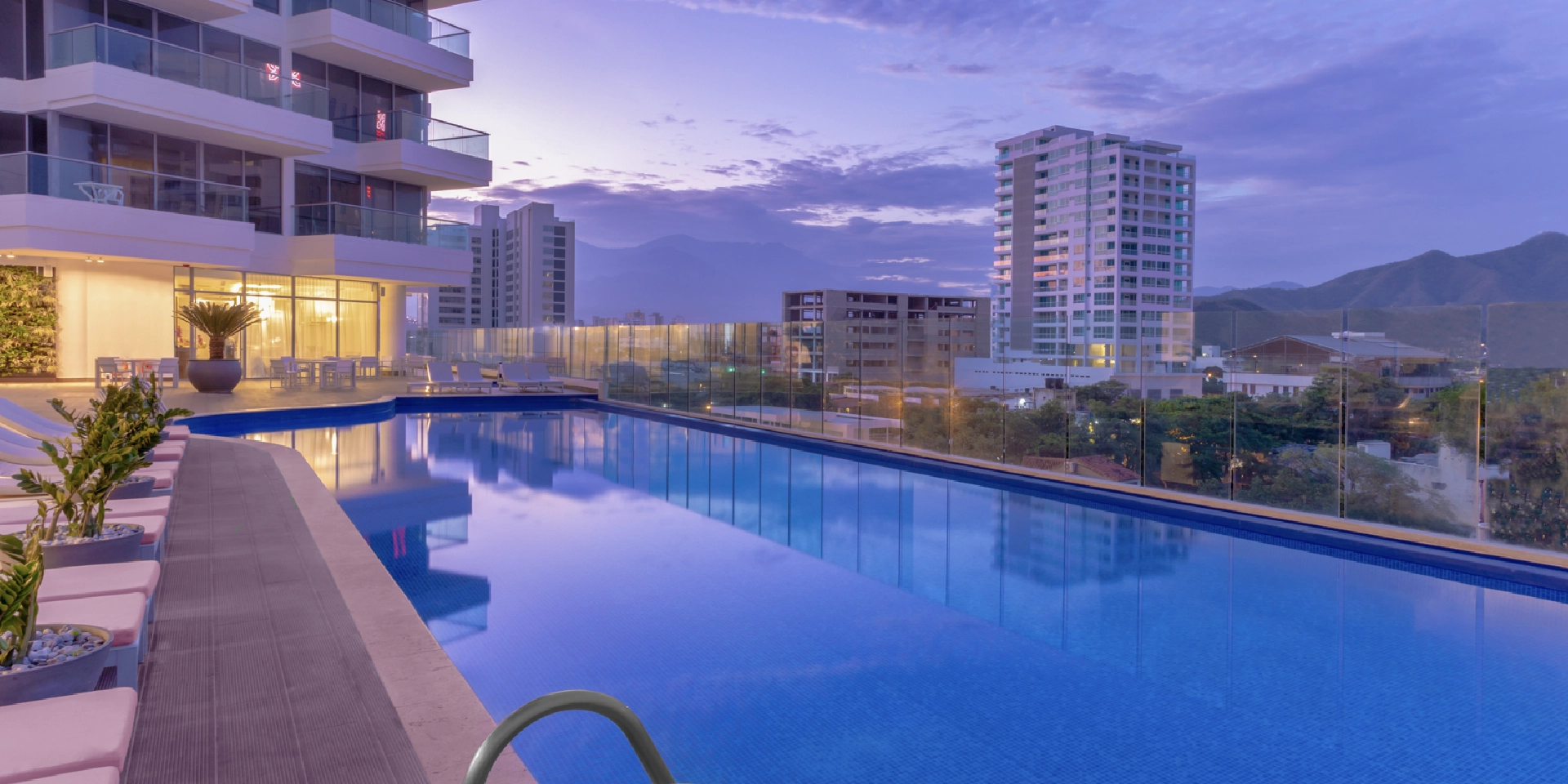 on-vacation-colombia-destino-santa-marta-hotel-acmarriott-piscina-panoramica (1)